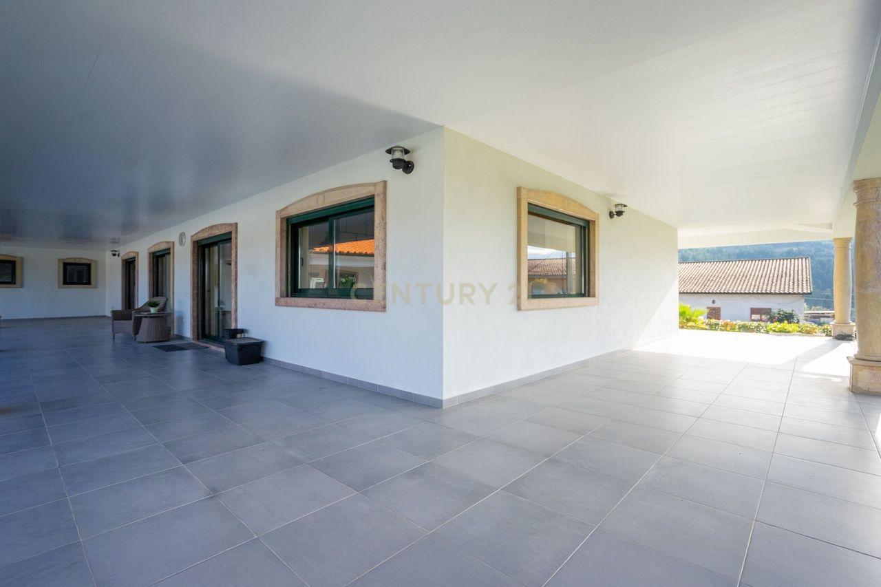 Moradia T4 de qualidade em estado novo com varanda coberta, piscina, terraço, jardim,canil,garagem dupla e vistas boas numa localização sossegada - Image 27
