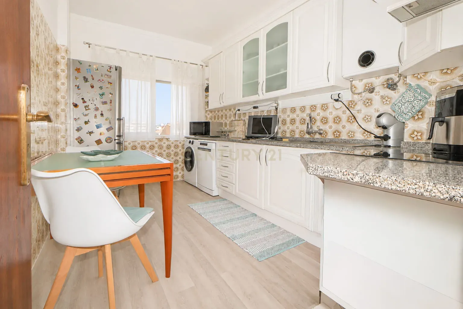 Fotografia 7 de Apartamento T2 semi-renovado com 2 marquises e muita luminosidade no Bairro Afonso Costa | Praceta Dom Paio Peres Correia, Setúbal