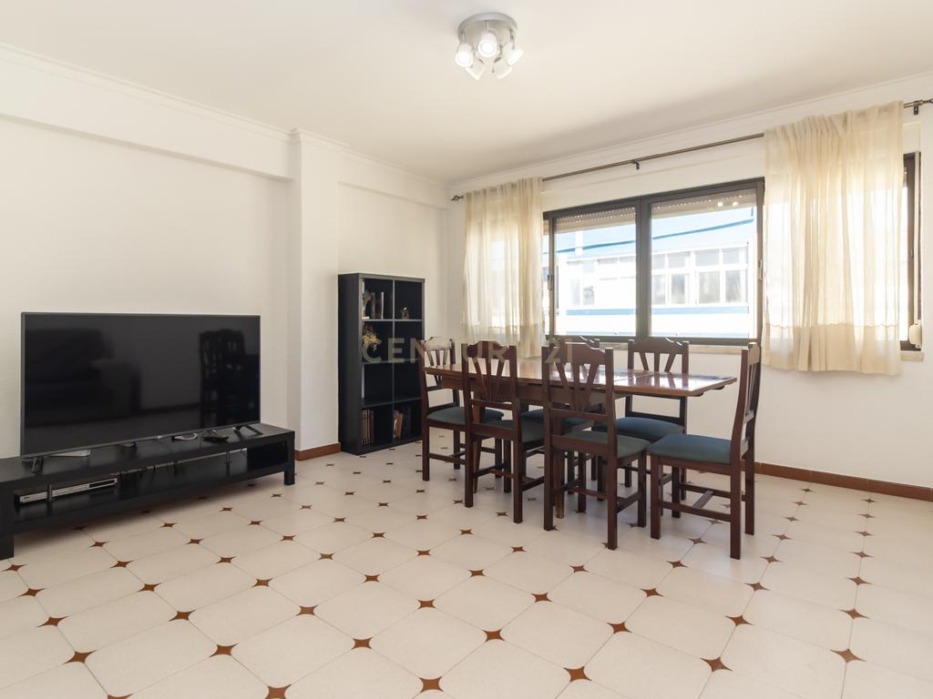 Apartamento T2 de 98m2 com Excelentes Áreas e 2 WC no Centro da Costa da Caparica - Image 10