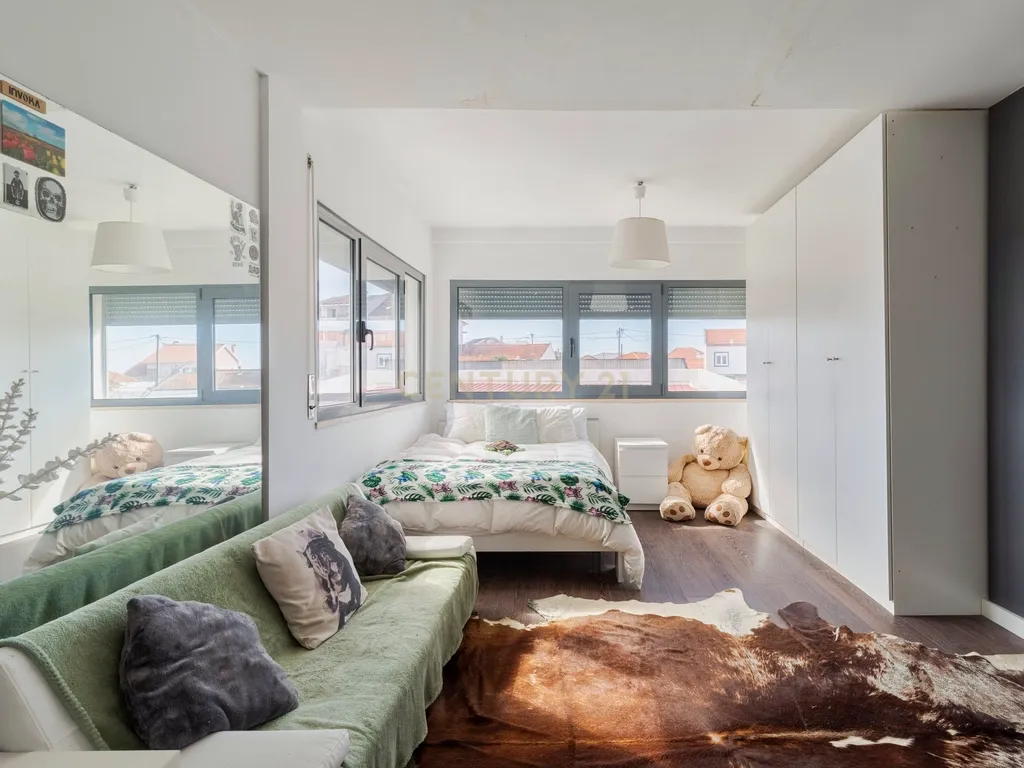 Moradia familiar T6 com anexo T1 independente, num lote com 510m² no Botequim – Charneca da Caparica, Almada - Image 11