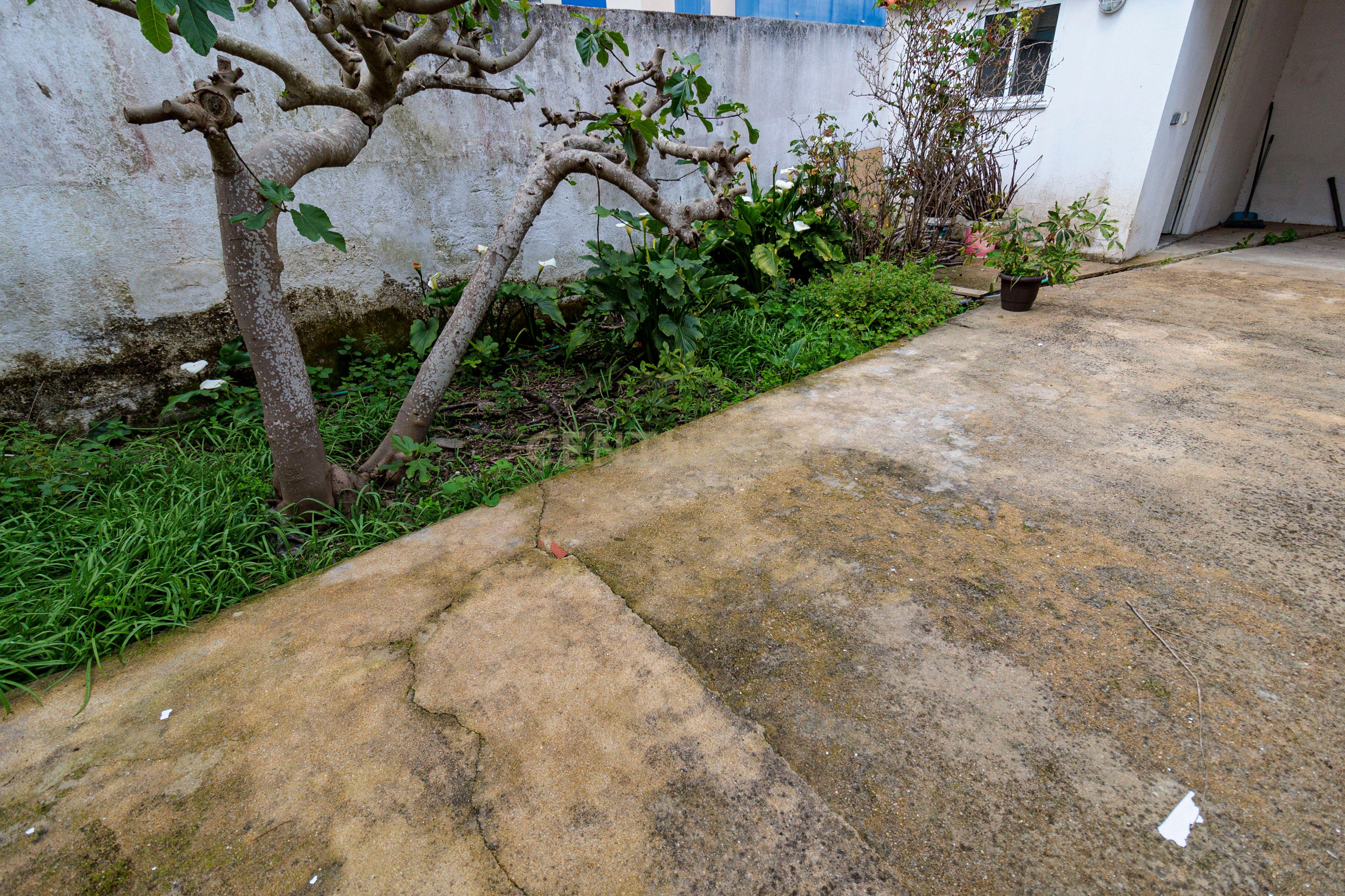 1º andar de moradia T2+1 Remodelado em Pinhal Novo, centro, com Jardim e arrecadação. Estacionamento fácil. - Image 47