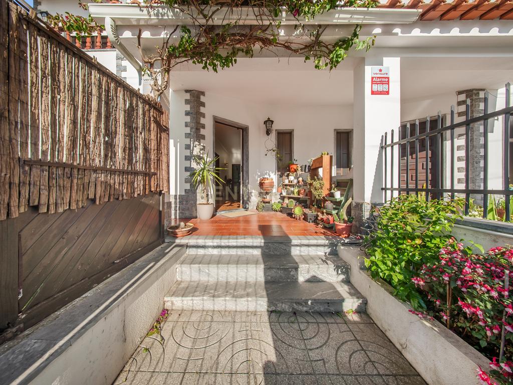 Moradia Geminada T3 com excelentes áreas, terreno e localização privilegiada em Fernão Ferro - Image 2