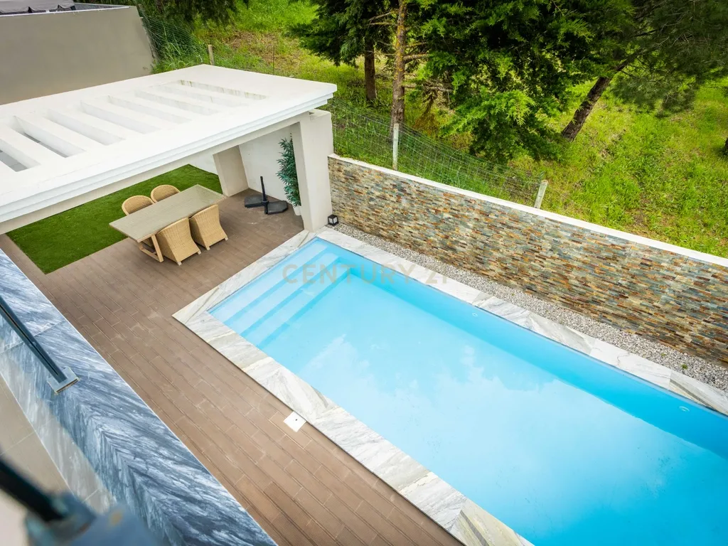 Moradia V4 isolada de arquitetura contemporânea com piscina, com vista para Serra da Arrábida - Image 23
