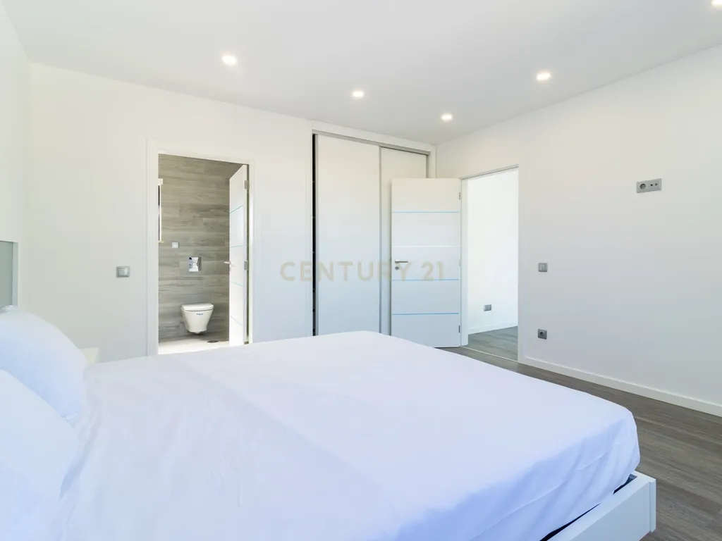 Propriedade Totalmente Renovada com Armazém/Garagem de Grande Dimensão e Piscina em Monte Real - Image 17