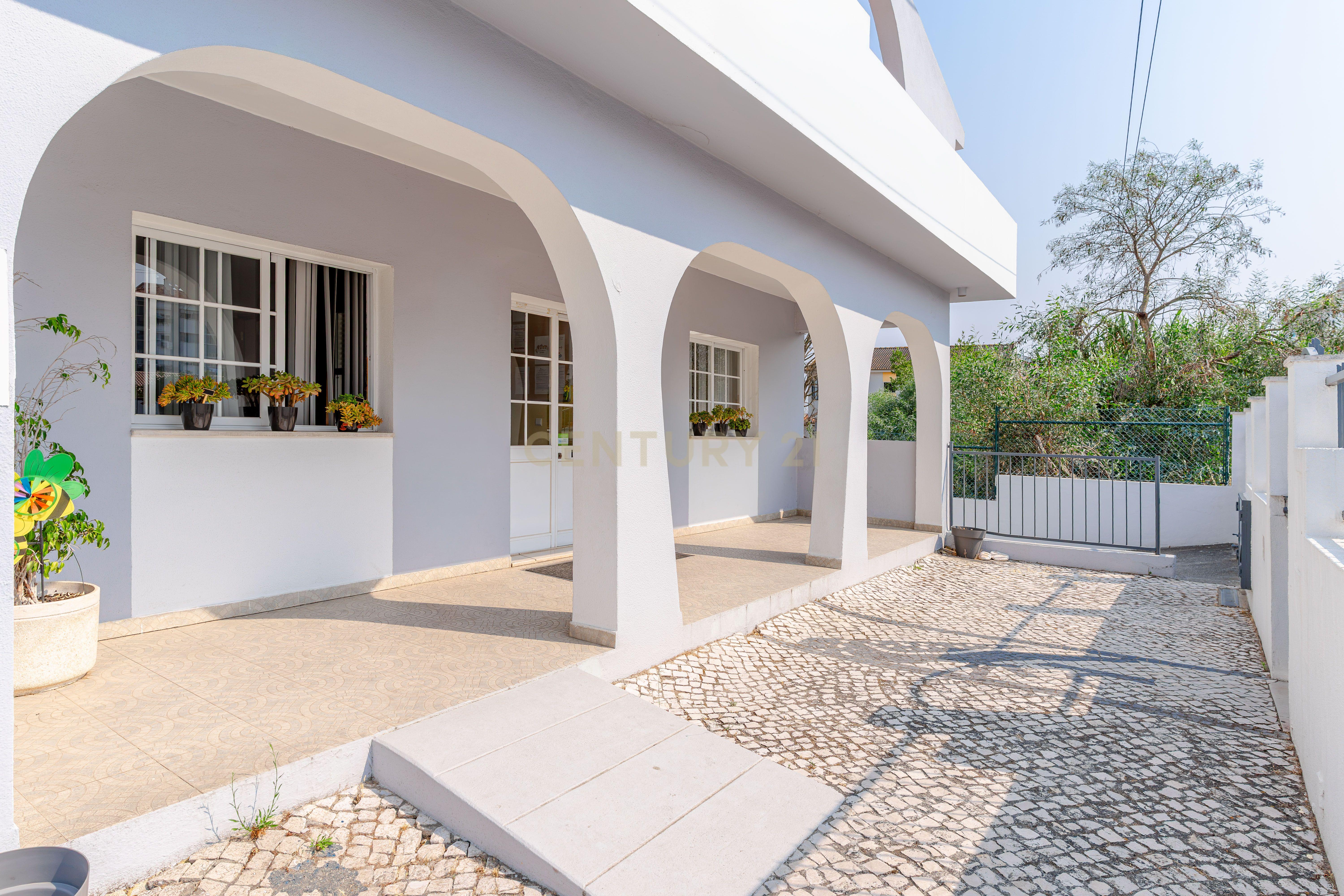 Fotografia 3 de Edifício de Serviços com Potencial de Reconversão para Habitação - Arrentela/Seixal