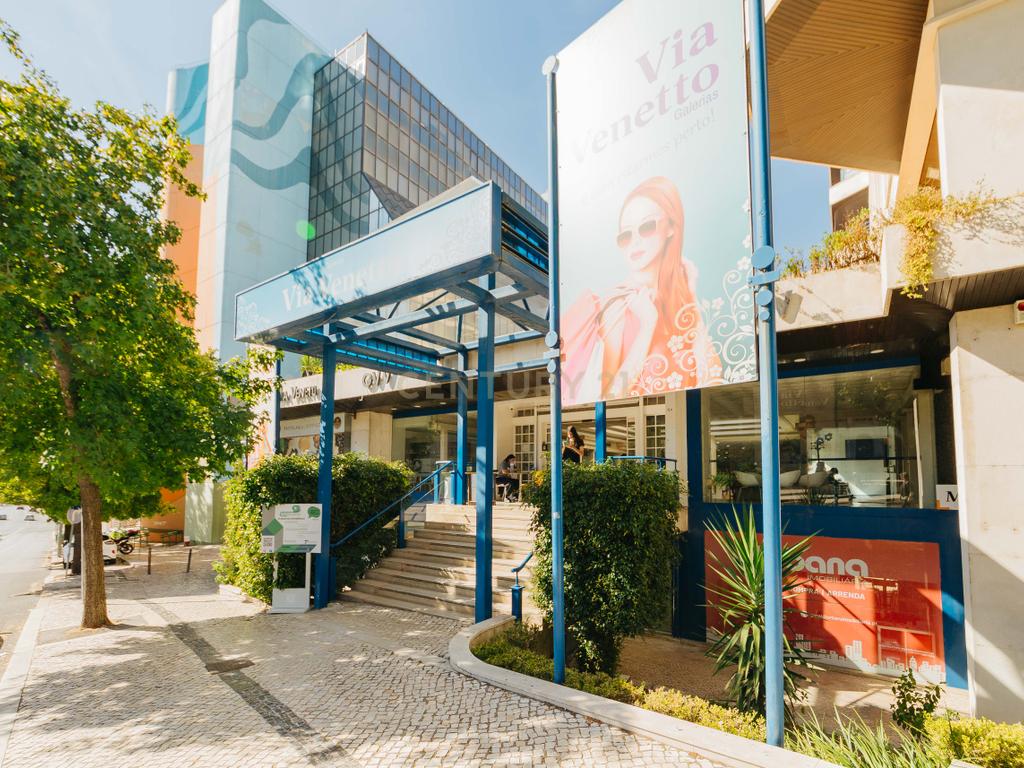 Venda e Trespasse de dois espaços comercial afetos a restauração na Avenida João XXI - Image 1