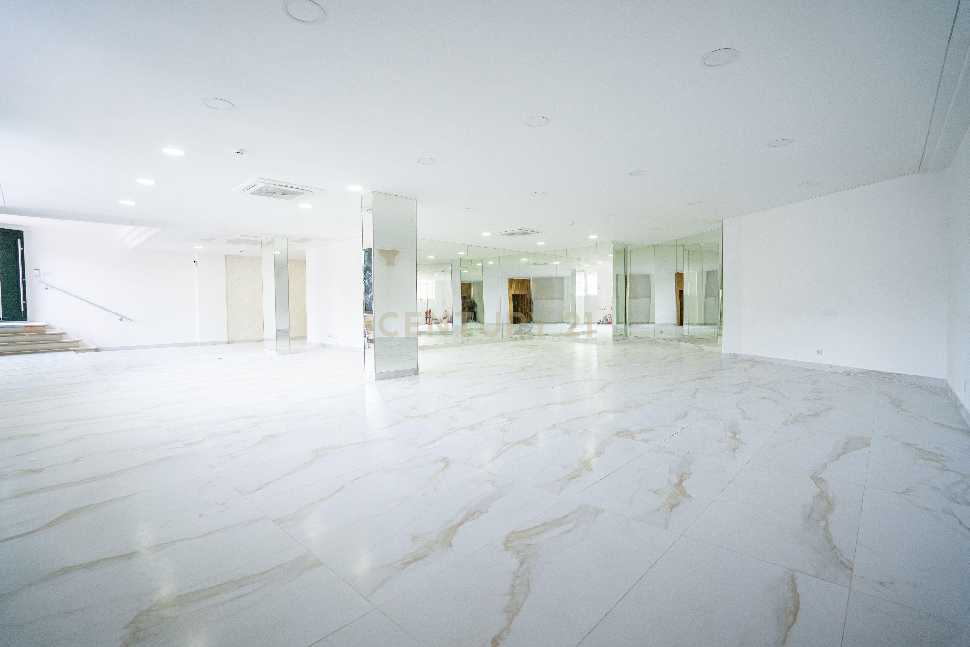 Loja - Armazém para Comércio remodelada na Amadora, Venteira