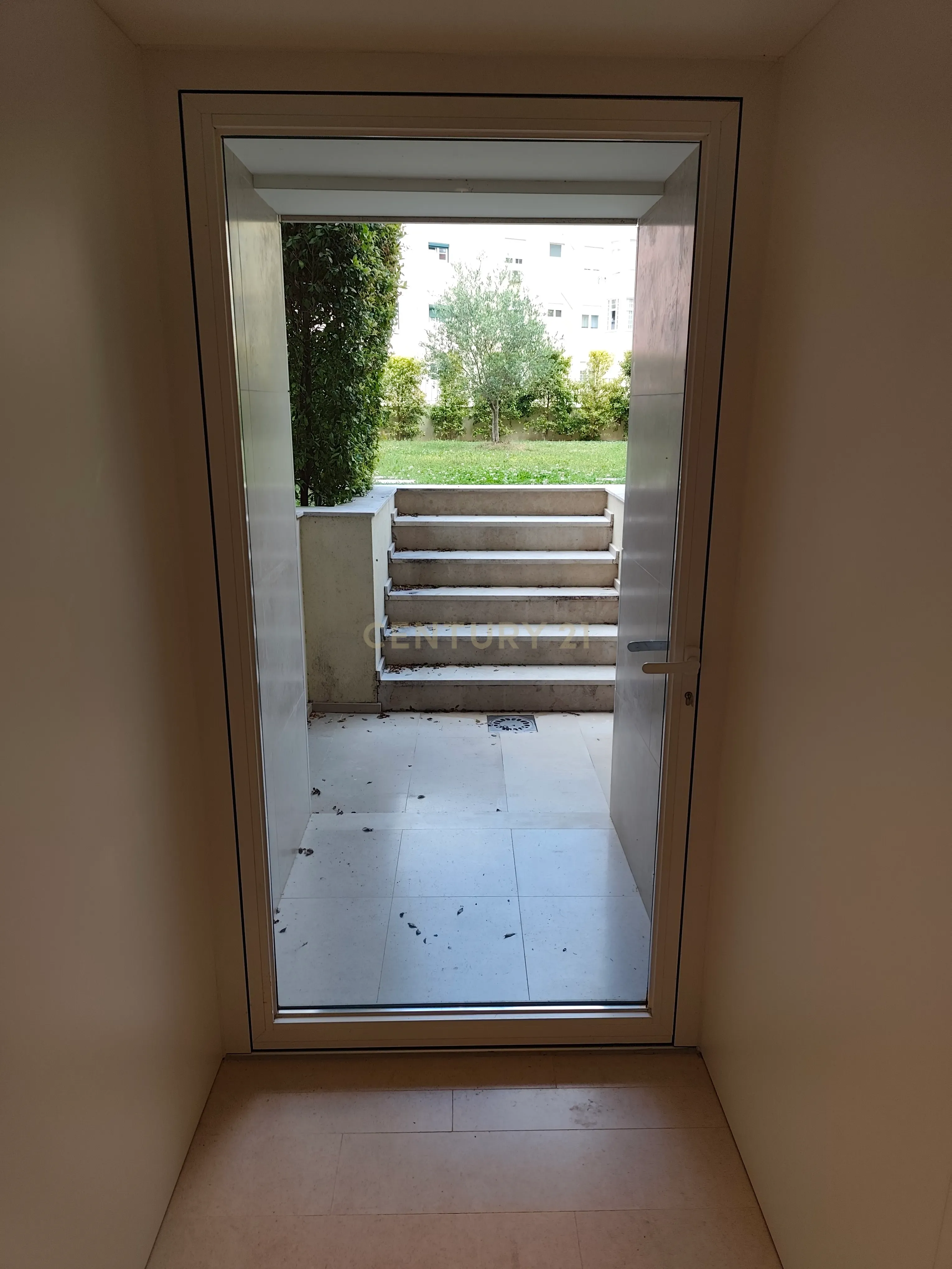 Fotografia 3 de Excelente Apartamento T2 bastante Central no Areeiro com Jardim Privativo