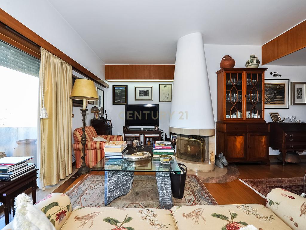 Espaçoso apartamento T4 em Condomínio Fechado, segurança 24h, na zona das Laranjeiras, na Calçada Palma de Baixo, perto das universidades - Image 13