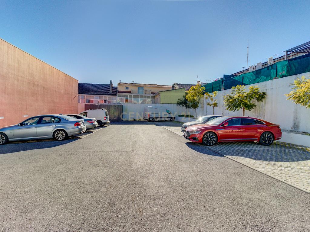 Loja para comércio e serviços com 836m2, lote de terreno com 1.722m2 e 21 lugares, na Amadora - Image 4