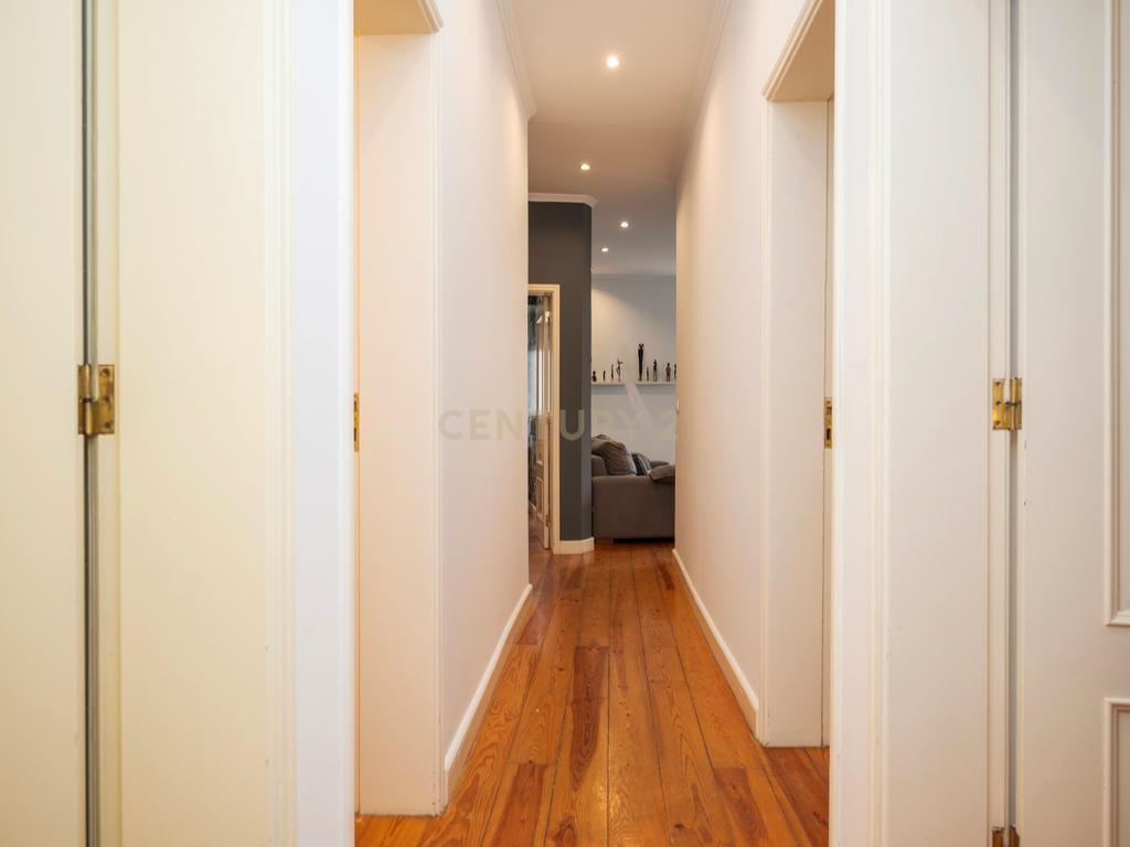 Apartamento T3 com terraço na Graça - Image 6