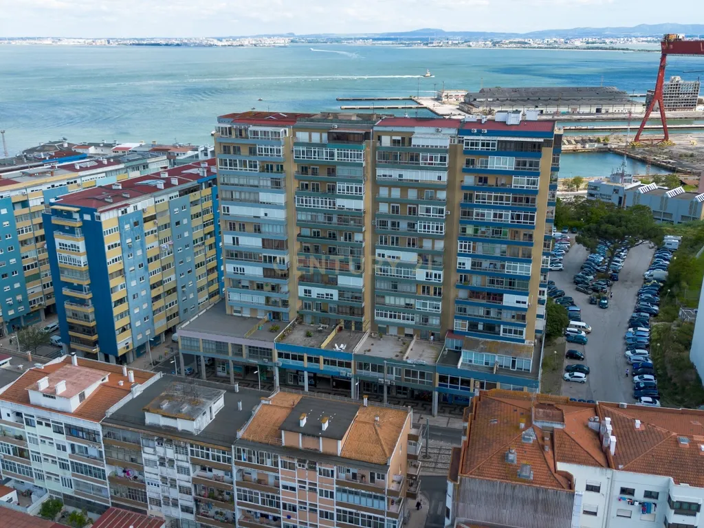 Apartamento T4 com Terraço de 60m² em Cacilhas/Almada - Image 8