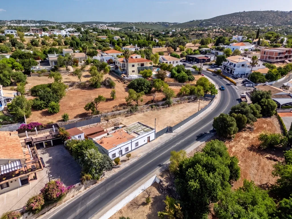 Moradia contemporânea em reconstrução em Vale Formoso, Loulé - Image 20