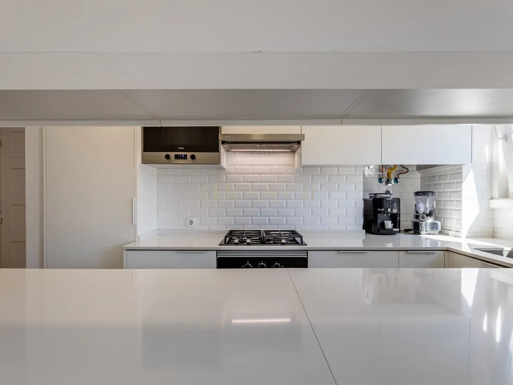 Apartamento T2 transformado em T3 com charme único em Alvalade - Image 5