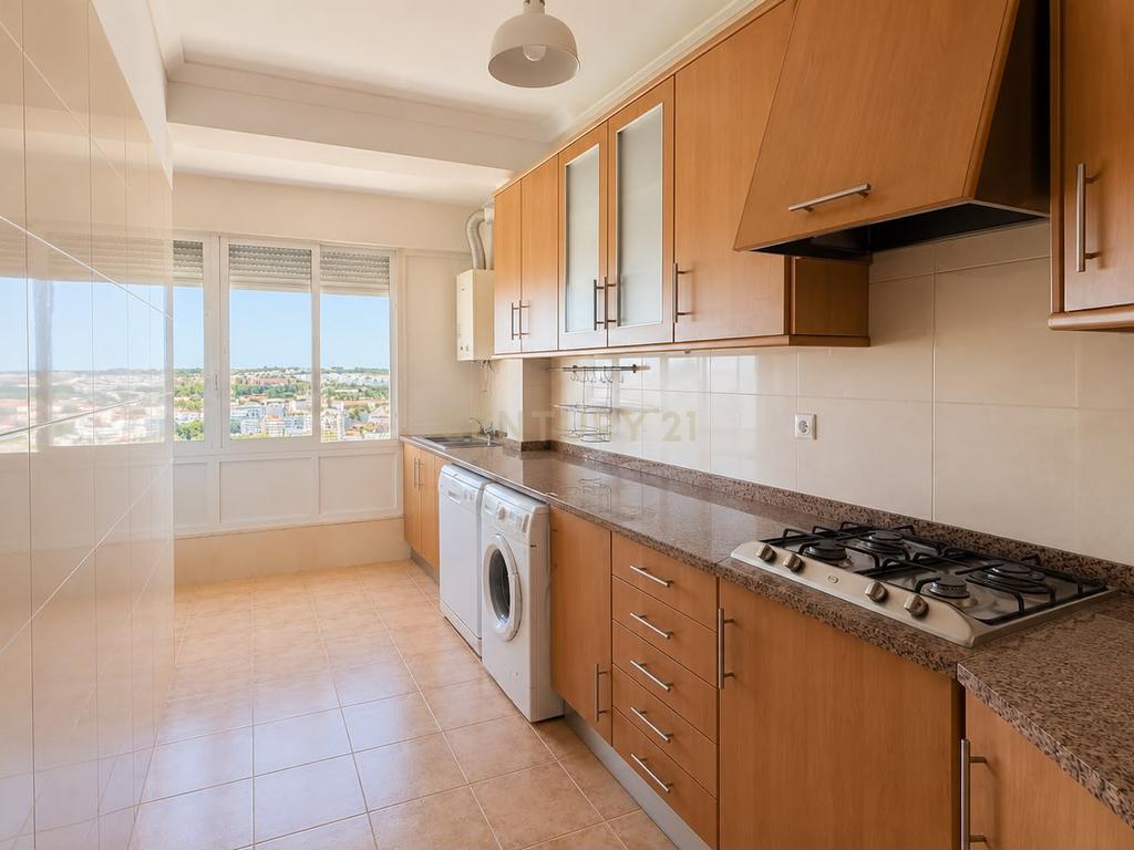 Apartamento T4 para Arrendamento | Mina de Água – Amadora - Image 1