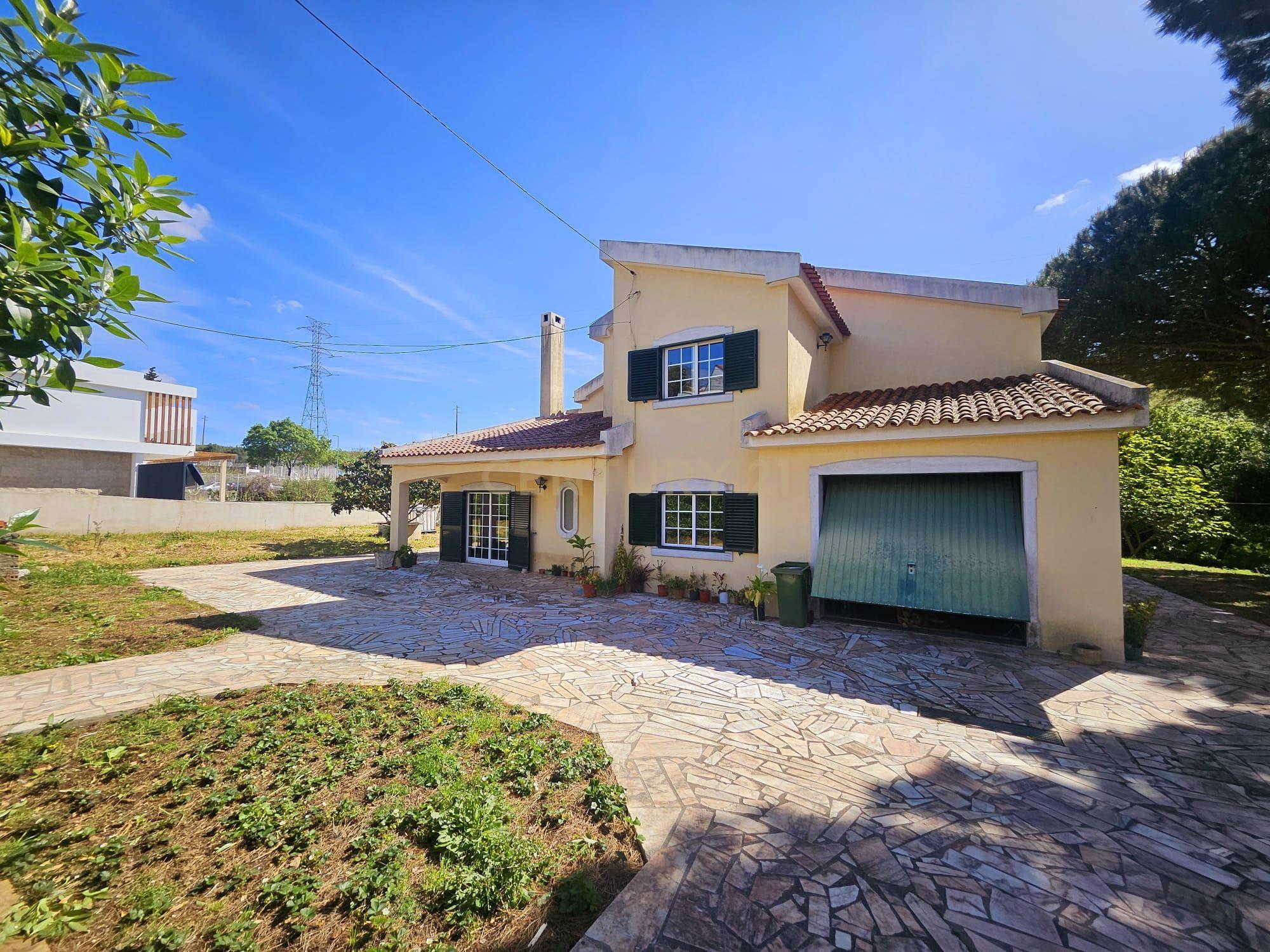 Moradia Unifamiliar T4 com Vista Desafogada e Grande Lote de Terreno na Quinta da Condessa - Image 41