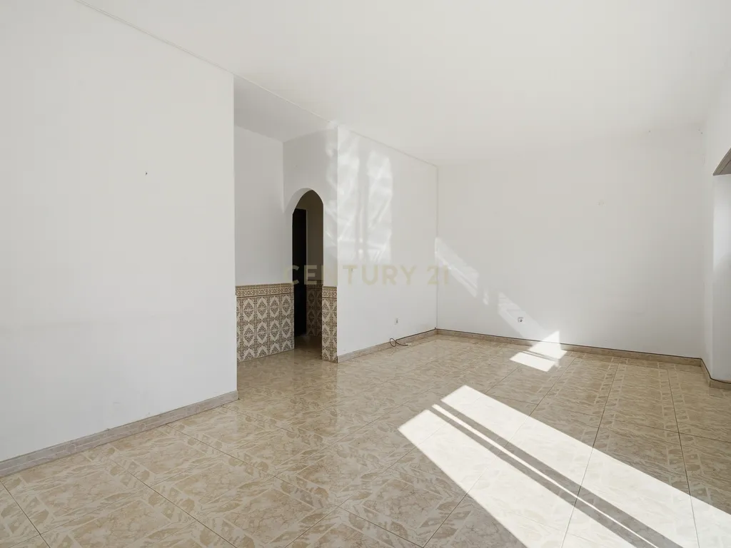 Moradia T7 de dois pisos com garagem, jardim e anexos | Terreno 894 m² na Paz em Mafra - Image 29