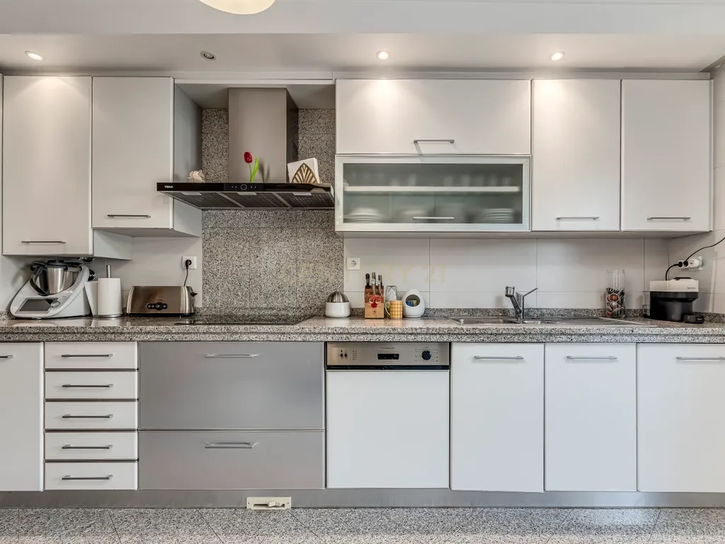 Apartamento T4 em Alfragide com Vista e Excelentes Acabamentos - Image 4