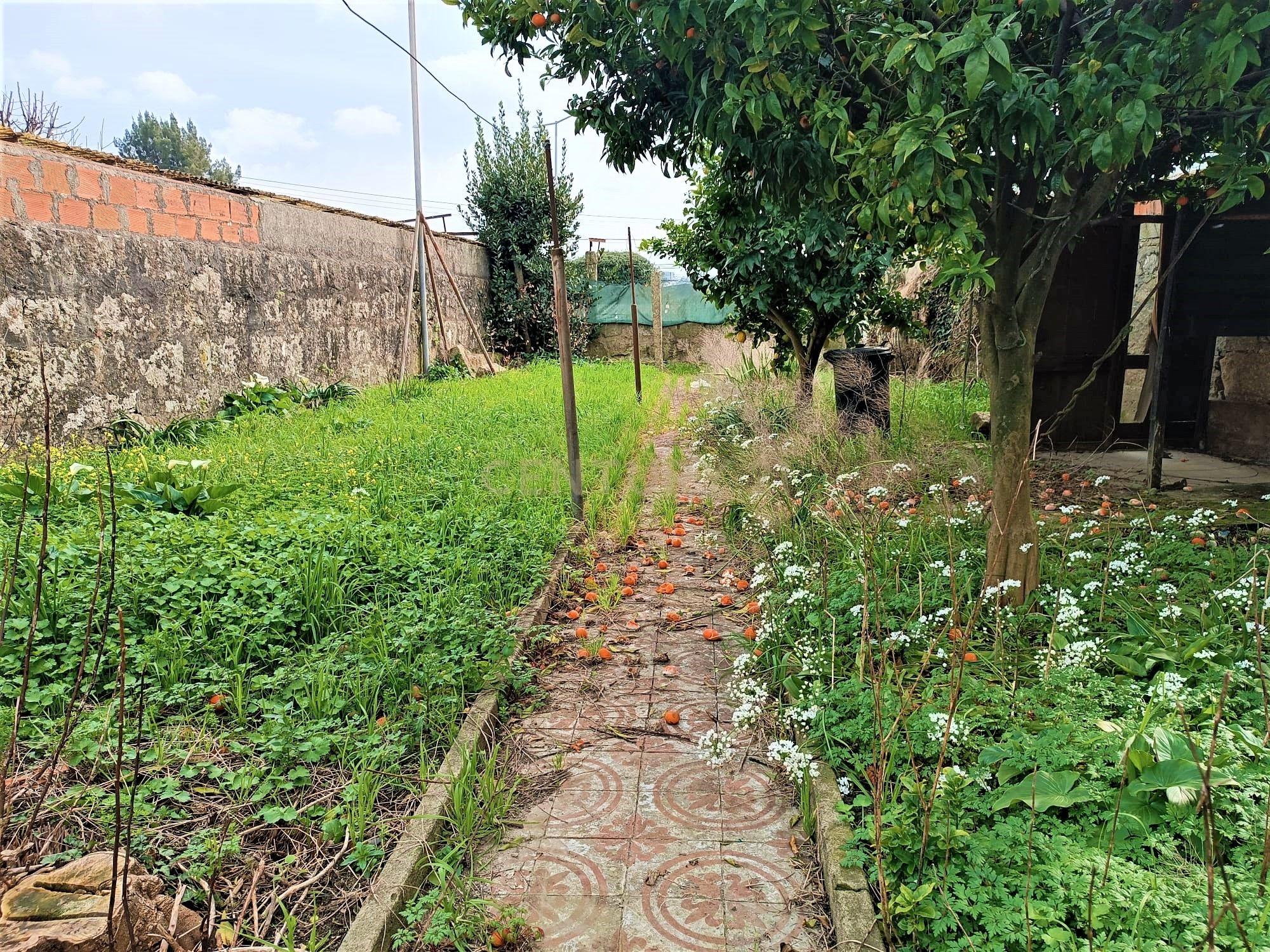 Moradia bifamiliar com cinco quartos, terreno e água para reconstrução no coração da Cidade da Maia, em Gueifaes - Image 42