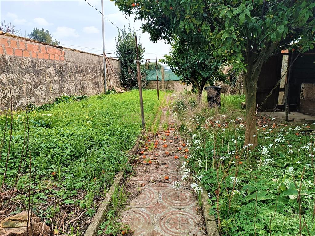 Moradia bifamiliar com cinco quartos, terreno e água para reconstrução no coração da Cidade da Maia, em Gueifaes - Image 42