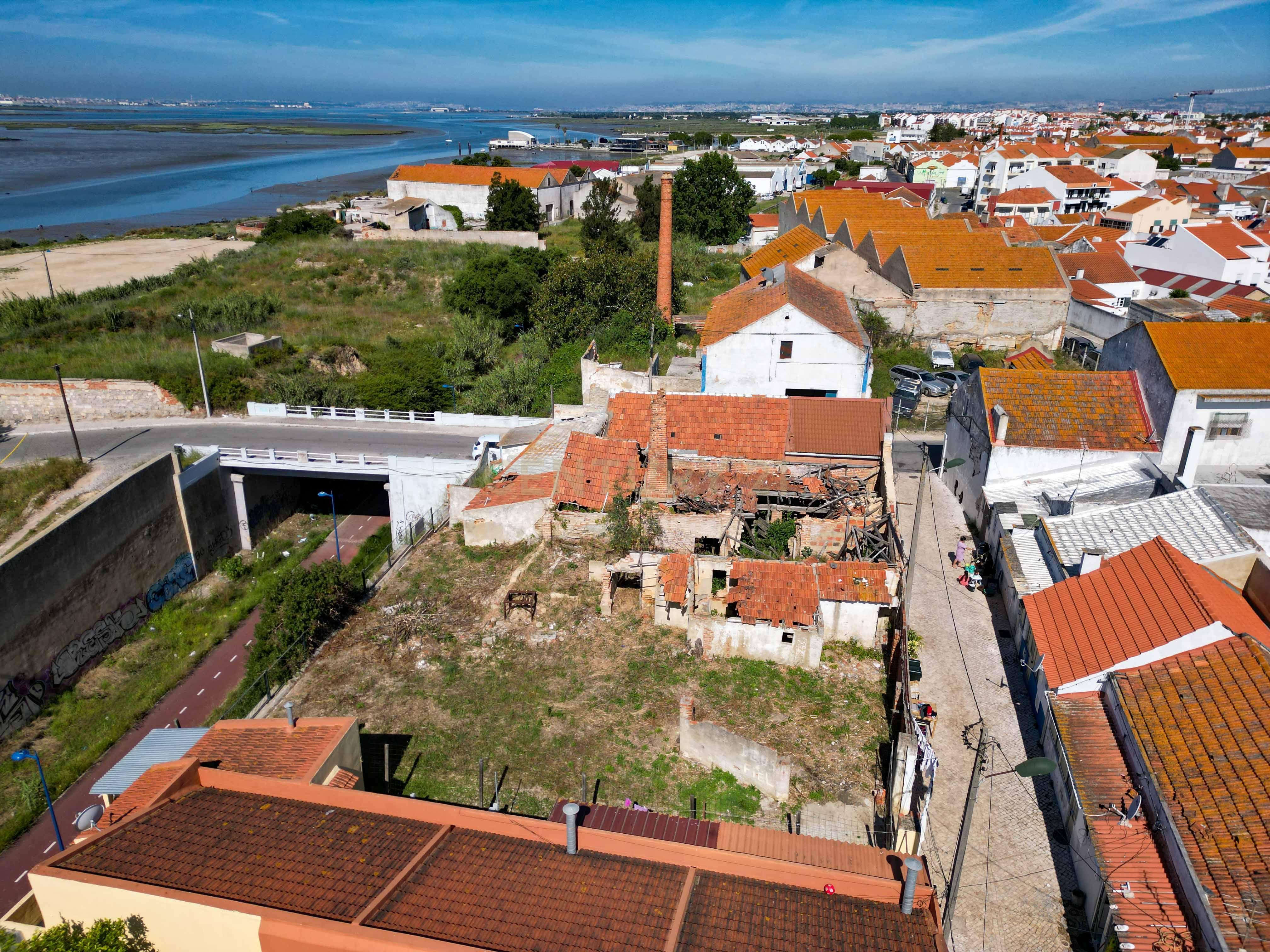 Montijo - Moradia para reconstruir área total de 558 m2. Vista Rio - Image 2