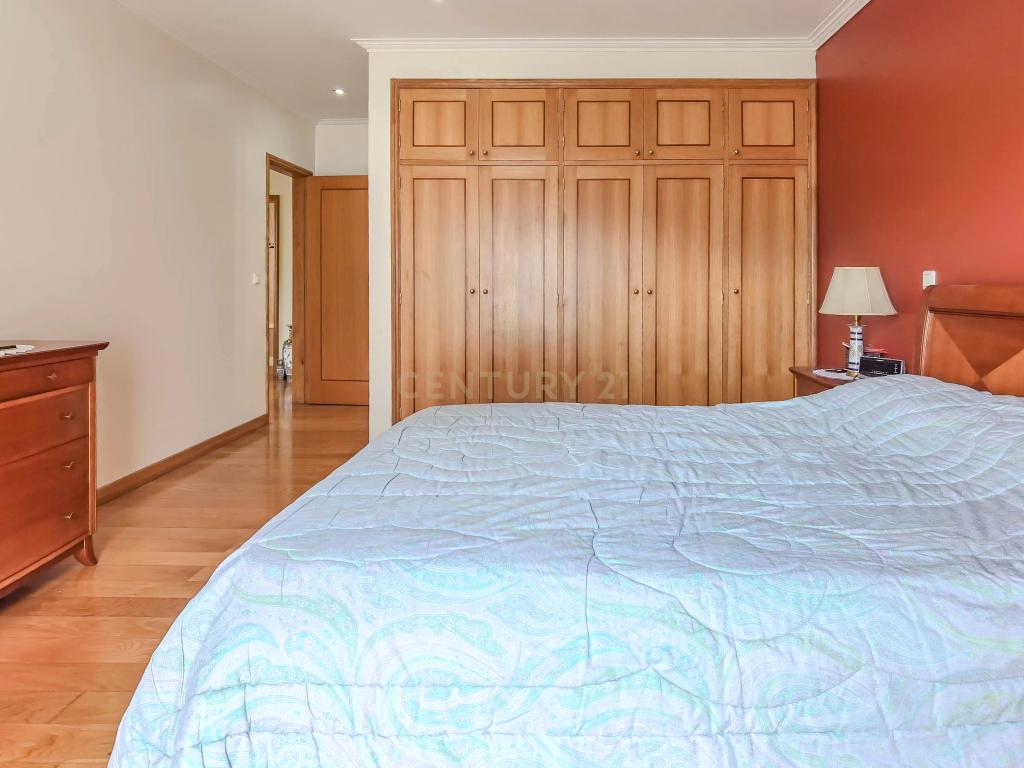 Moradia T4 de 4 Frentes com Jardim, Cozinha Regional e Garagem – Custoias, Matosinhos - Image 19