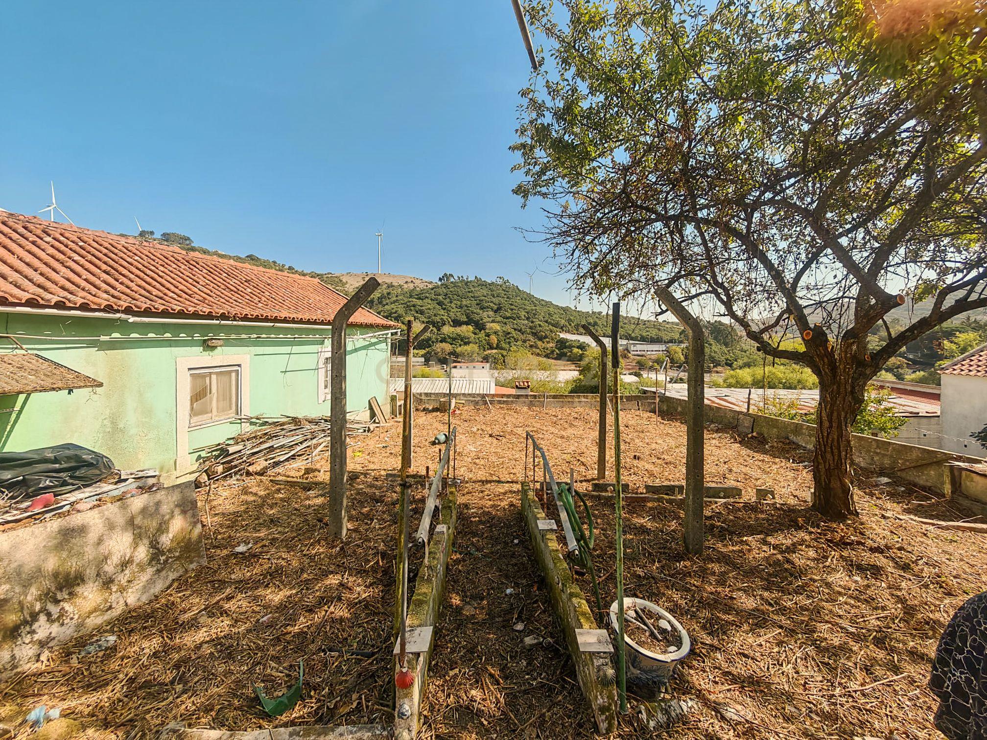 Fotografia 3 de Moradia com Anexo e Terreno de 242 m² | Oportunidade de Reabilitação em Santo Estêvão das Galés
