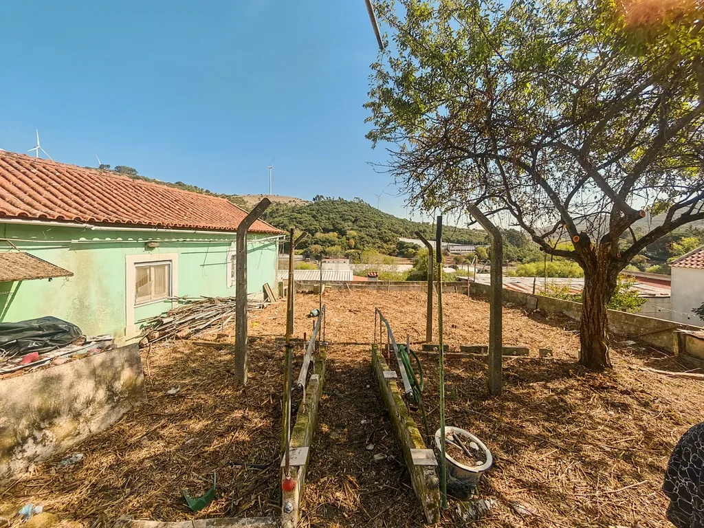 Moradia com Anexo e Terreno de 242 m² | Oportunidade de Reabilitação em Santo Estêvão das Galés - Image 3