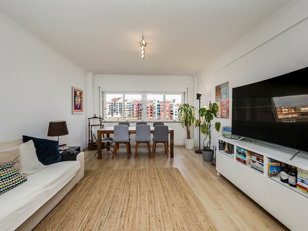 Apartamento T3 Remodelado em Massamá (Rua Miguel Torga) - Image 2