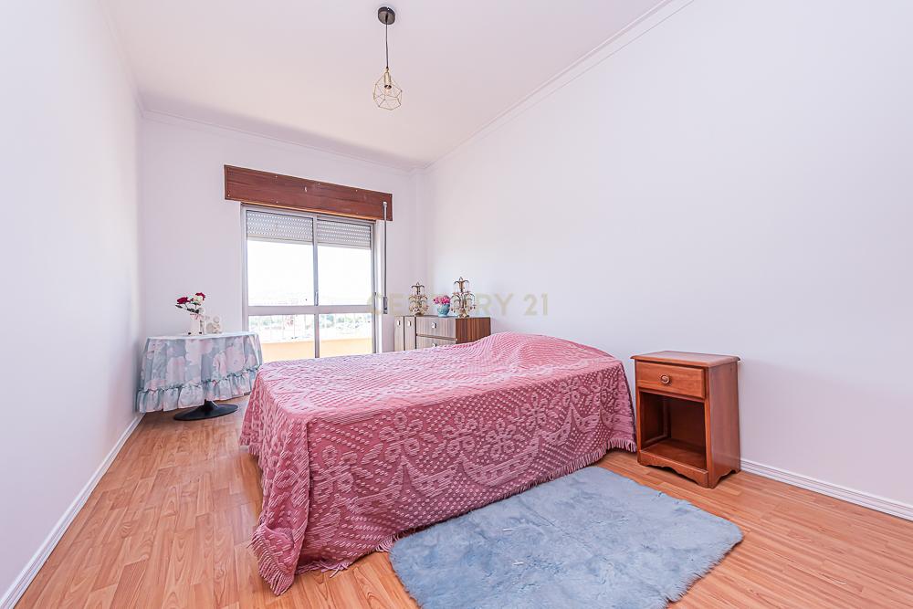 Apartamento T3 em bom estado de conservação com áreas generosas, S. Sebastião, Setúbal - Image 16