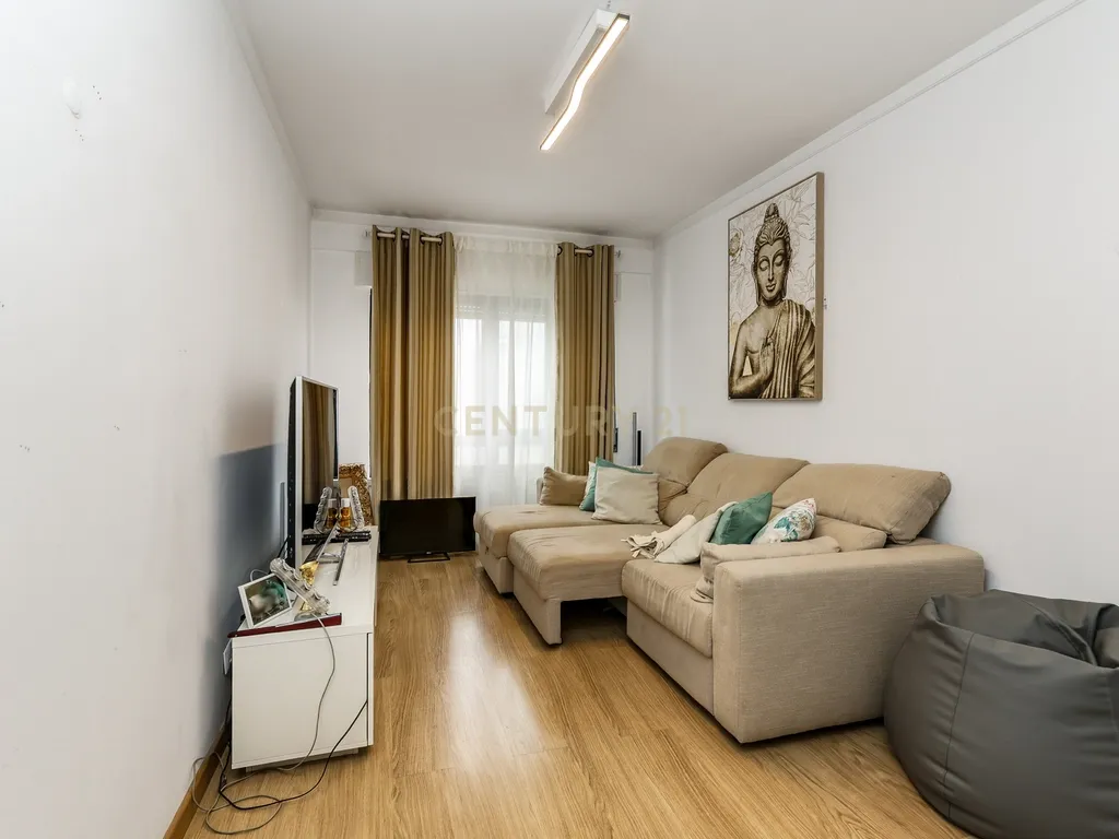 Apartamento T3 com lugar de garagem e arrecadação, situado em Benfica. - Image 2