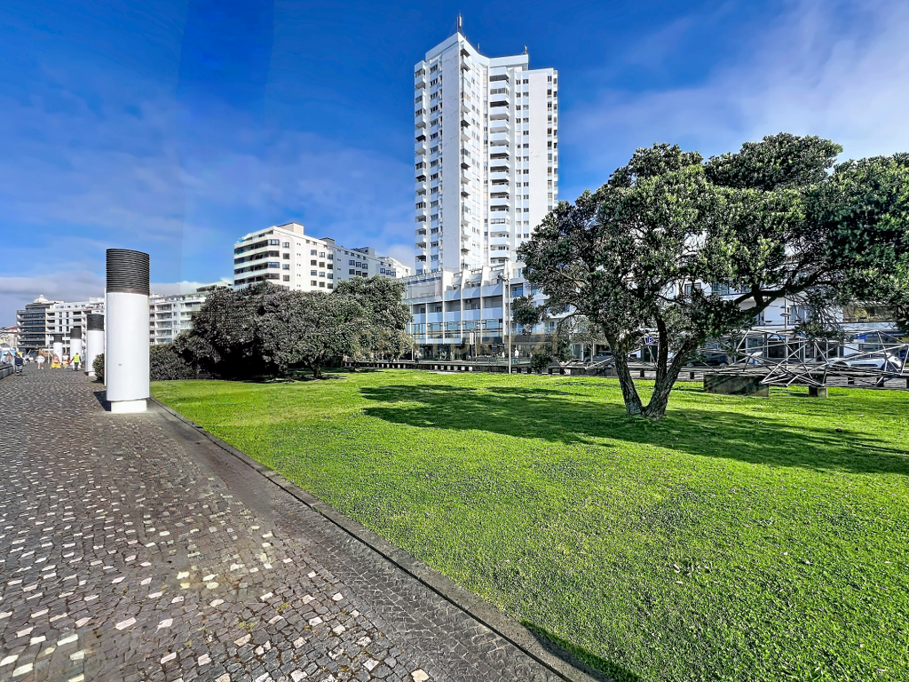 Penthouse T3 de Luxo no 20.º e Último Piso | Vista Mar Única sobre Ponta Delgada - Image 33