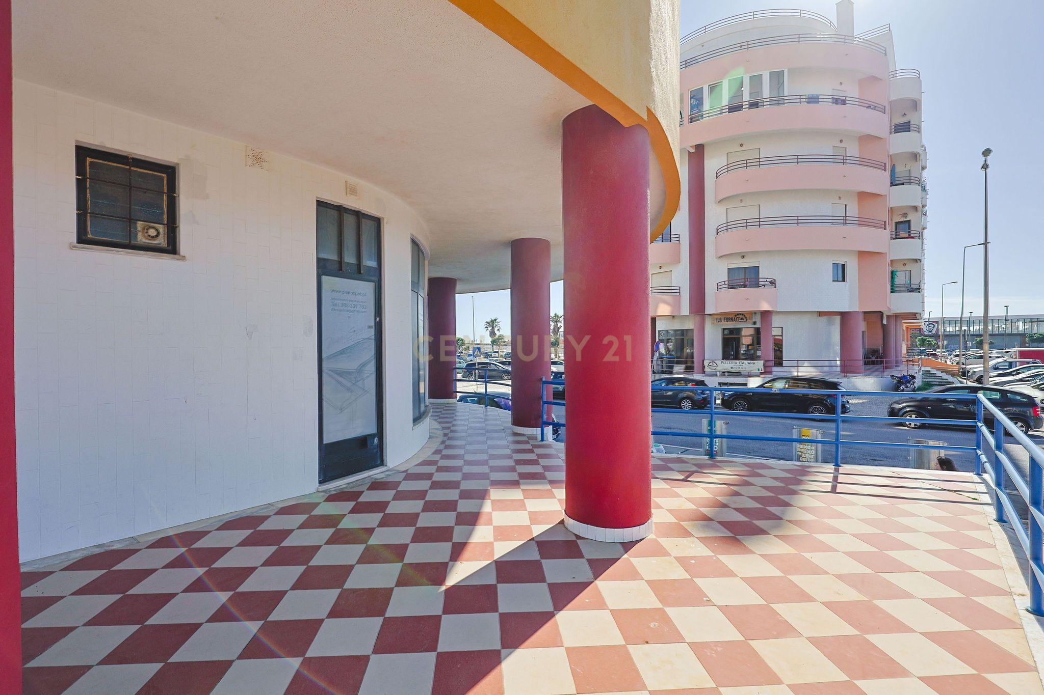 Fotografia 7 de Espaço comercial à venda em zona premium com várias montras, junto à praia