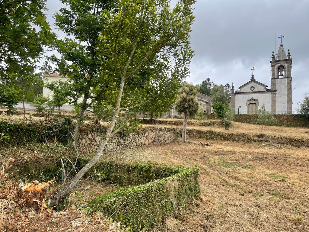 Propriedade com 1,8 hectares de área urbana e 3,2 hectares de solo fértil e floresta, composta por 8 edifícios independentes totalizando 700 m² de área construída, localizada no centro de Serrazes, São Pedro do Sul. - Image 69