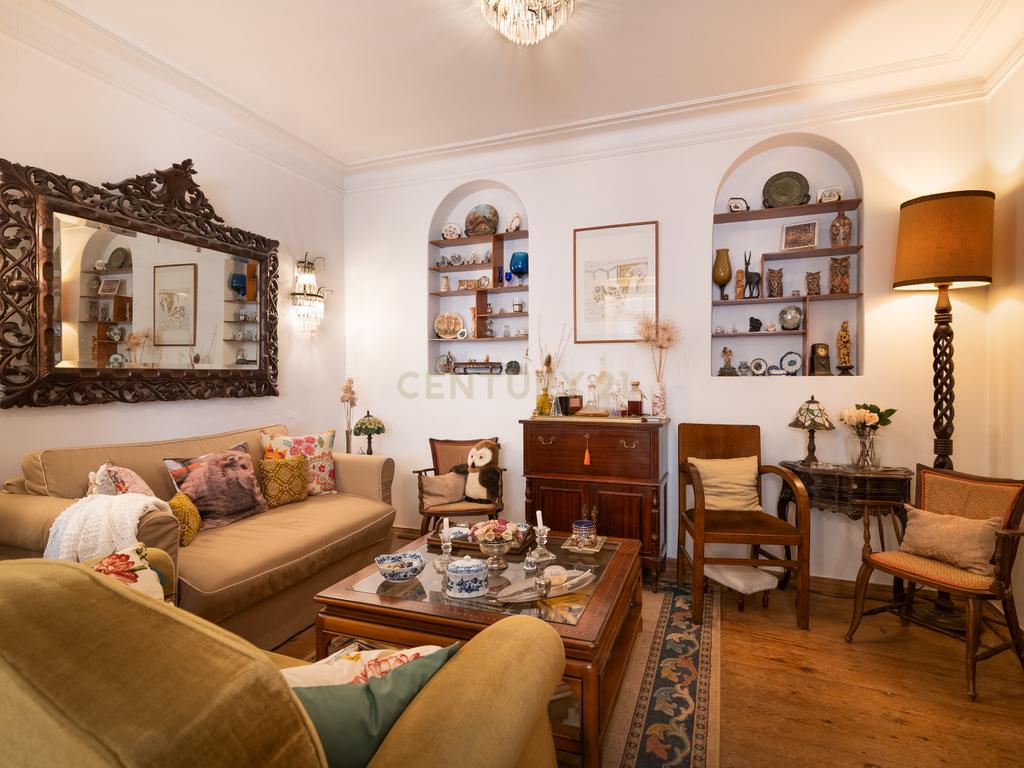 Apartamento T4+2 com logradouro de 187,75 m² na Estrela - Image 2