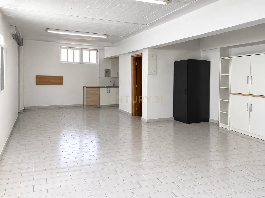 Garagem/Armazém para Venda 90m² com WC e Extração de Fumos - Image 2