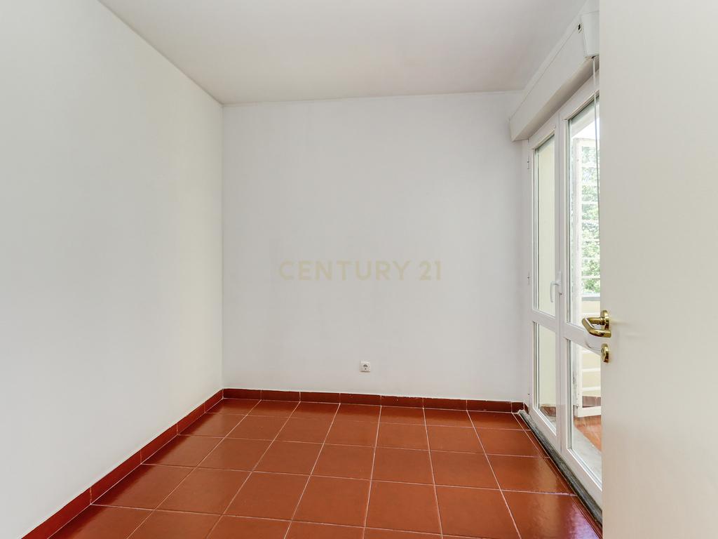 Apartamento T4 Duplex no coração de Telheiras - Image 17