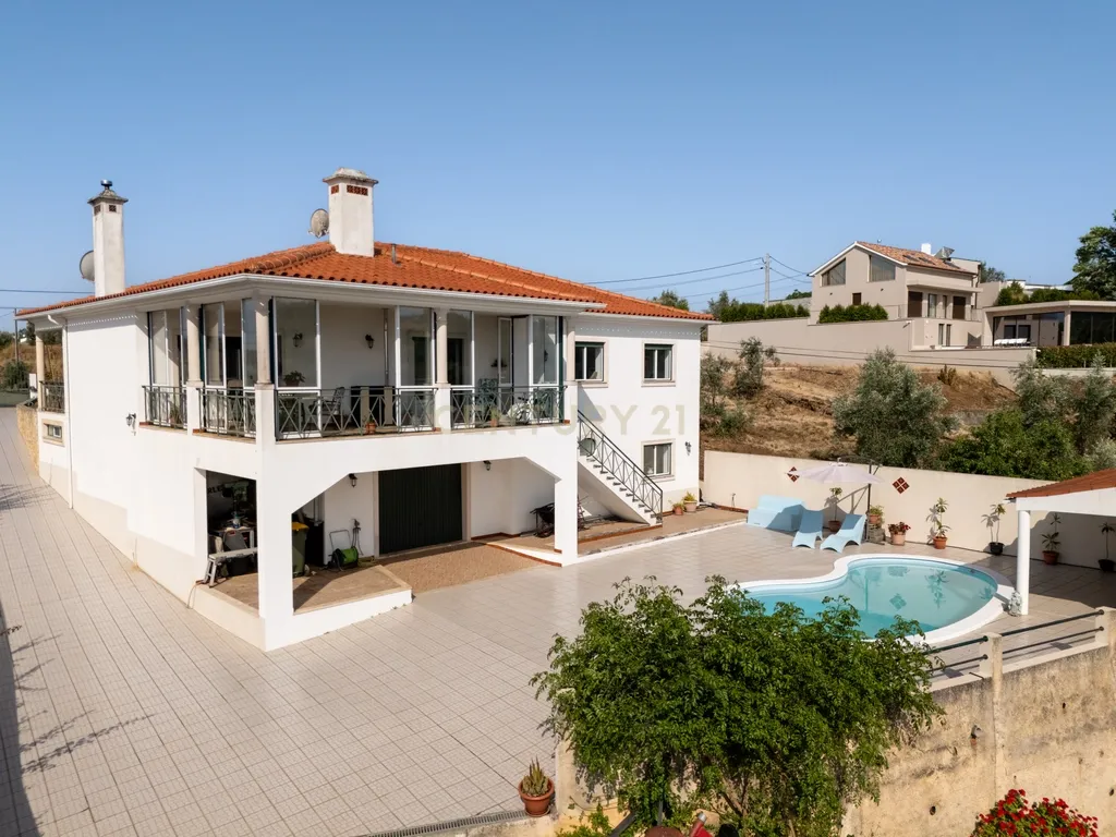 Moradia de Luxo com Vista Panorâmica sobre o Castelo do Bode e Piscina Privada - Image 3