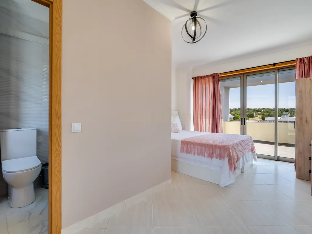 Moradia T2+1 geminada | Piscina - Garagem | Localização: Ferreiras, Centro - Image 24