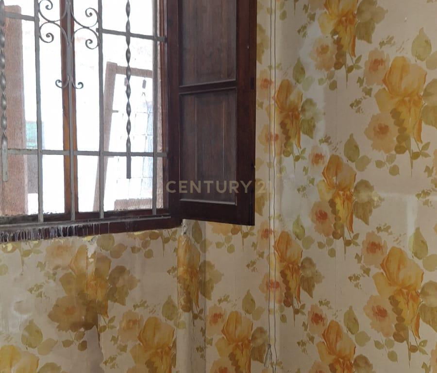 Moradia original para renovar em Benetússer – Localização privilegiada e sem risco de inundação! - Image 1