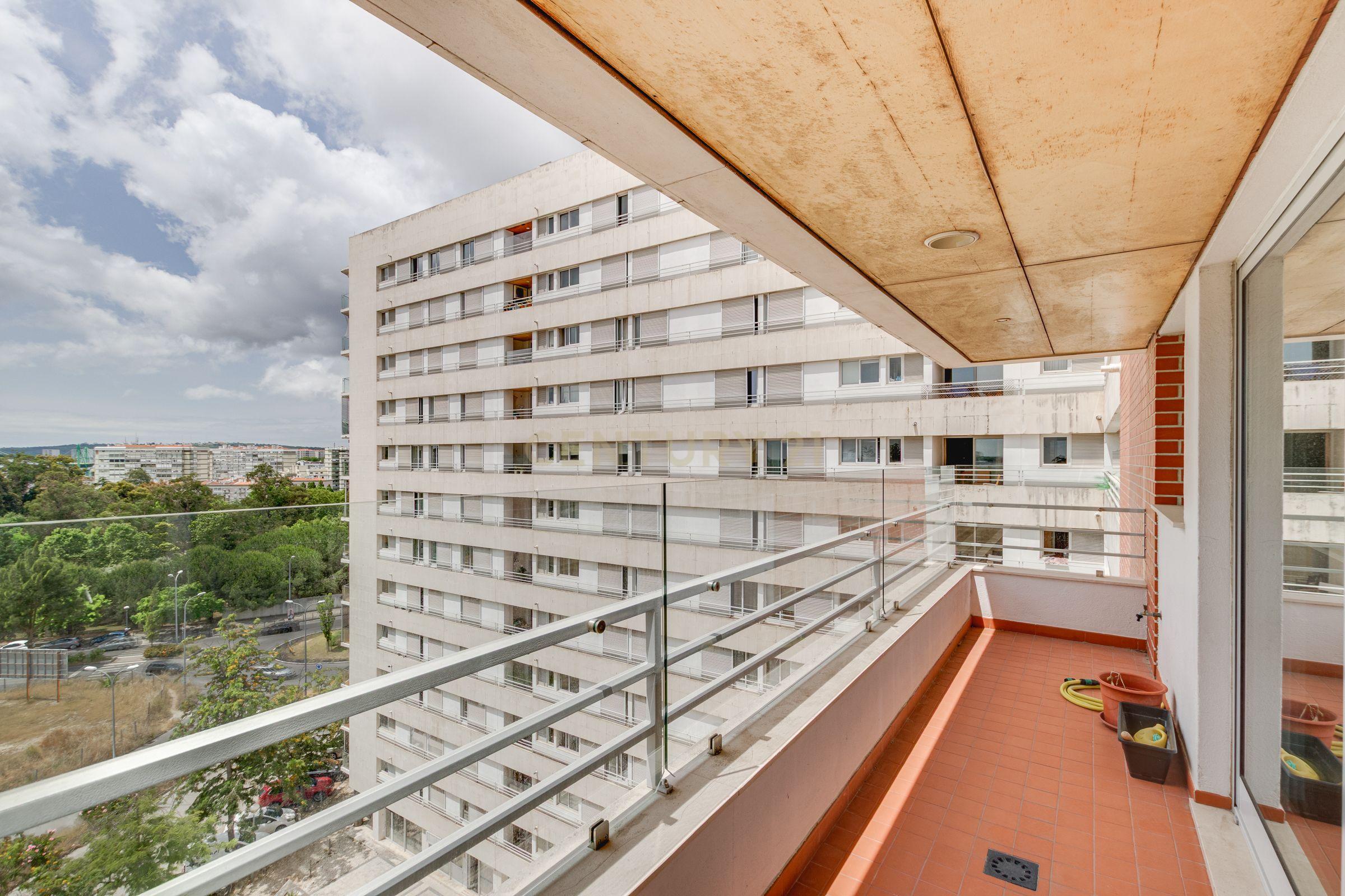 Apartamento T2 com Vista Panorâmica em Lisboa - Image 2