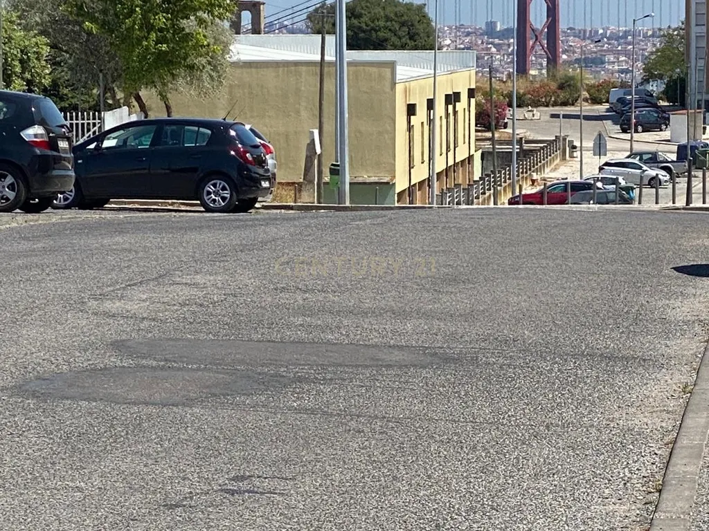 Apartamento T2 com Vista Fantástica sobre o Rio Tejo, Estacionamento e Arrecadação – Caparica, Almada - Image 26