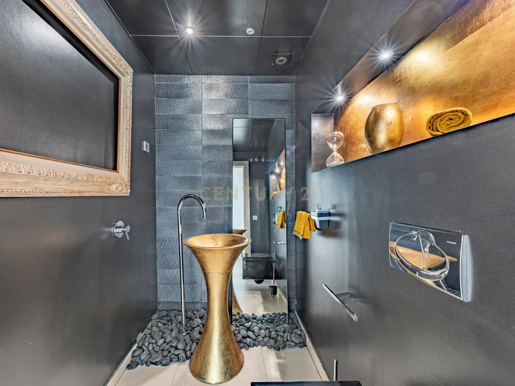 Villa de Design em Segunda Linha de Mar em Sitges com Mobiliário de Marcas de Luxo - Image 17
