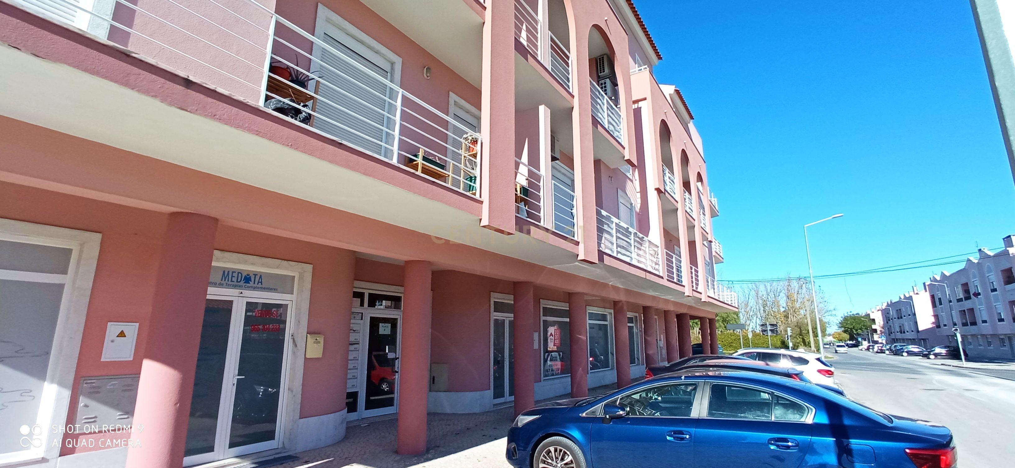 Apartamento T3, com Varanda, Arrecadação e 3 Lugares de estacionamento, no Pinhal Novo - Image 9