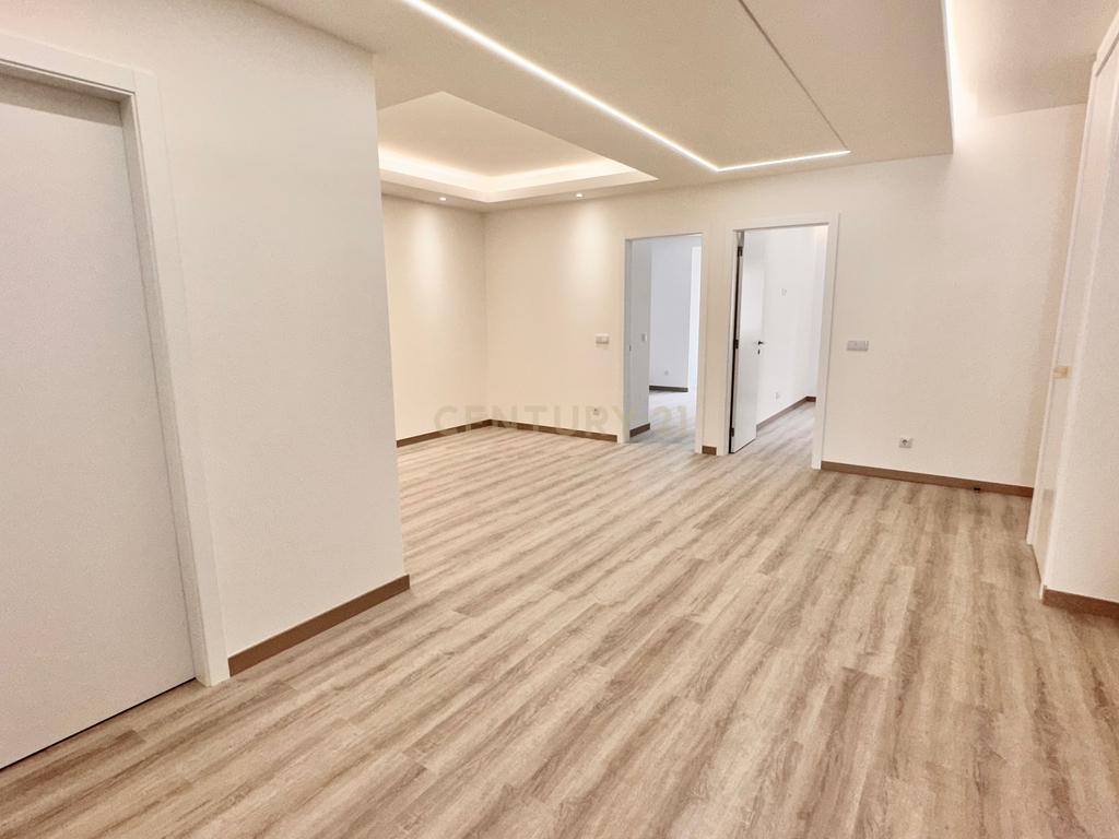 Venda T3 na Estrela - APARTAMENTO INTEGRALMENTE REMODELADO COM VARANDA GENEROSA - Image 1