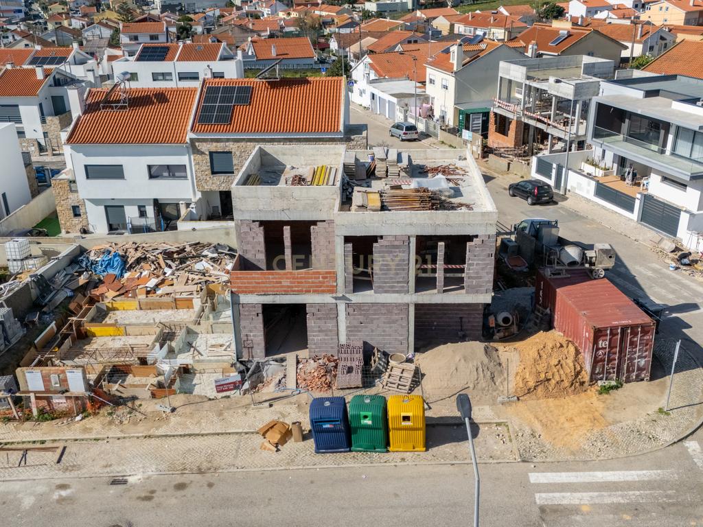 Moradia T4 contemporânea NOVA com 3 pisos em Trajouce, São Domingos de Rana, Cascais - Image 1
