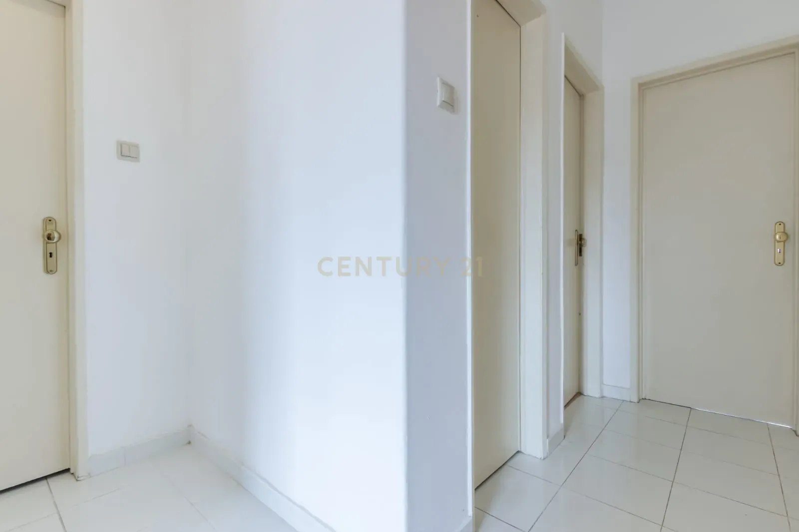 Apartamento T2 em Setúbal - Vista Cidade e Proximidade de Serviços - Image 8