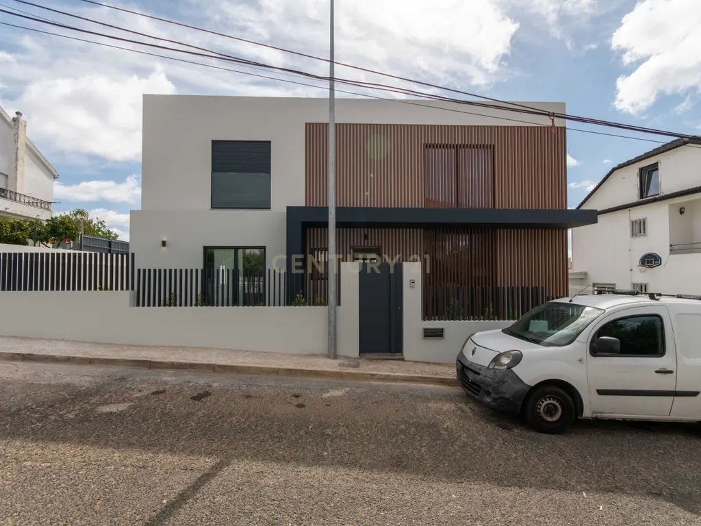 Moradia T4 Premium independente com Piscina (Nova Construção) / Barcarena - Image 1