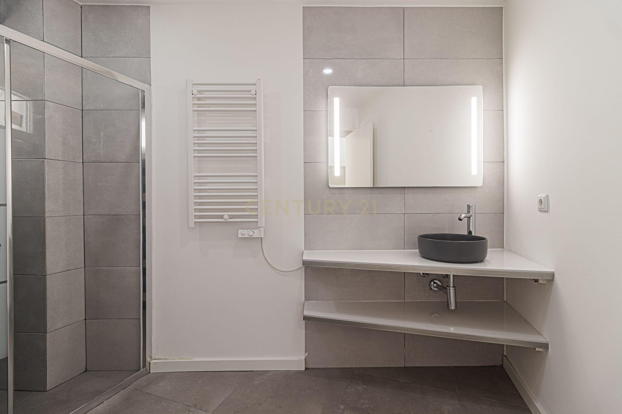 Fotografia 8 de T1 TOTALMENTE REMODELADO COM LOGRADOURO | MOSCAVIDE | JUNTO À ESTAÇÃO