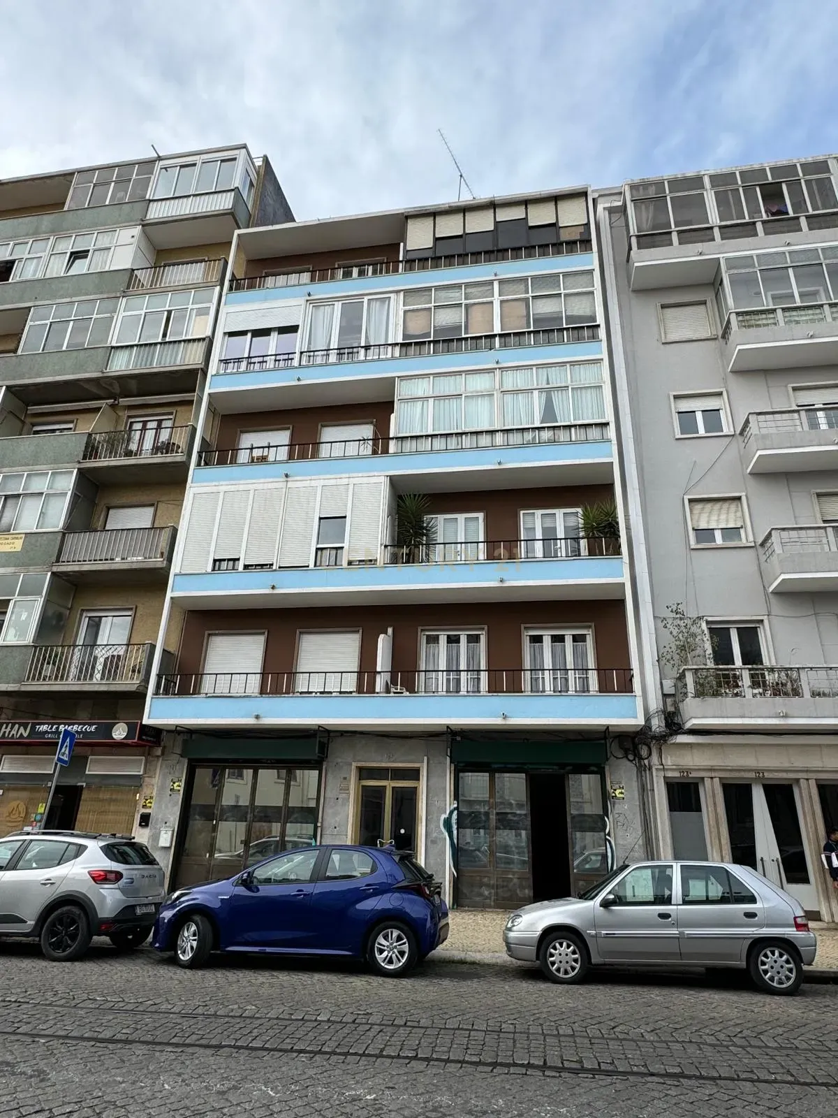Arrenda-se Espaço Comercial de 370m² junto ao Campo Mártires da Pátria - Image 1
